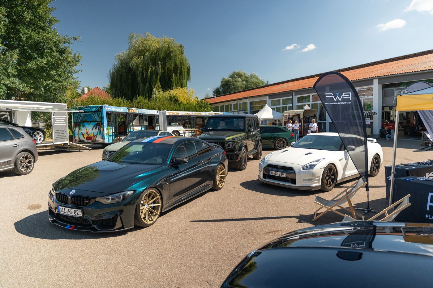 Kundenautos auf dem Hof bei der 15-Jahre-Feier