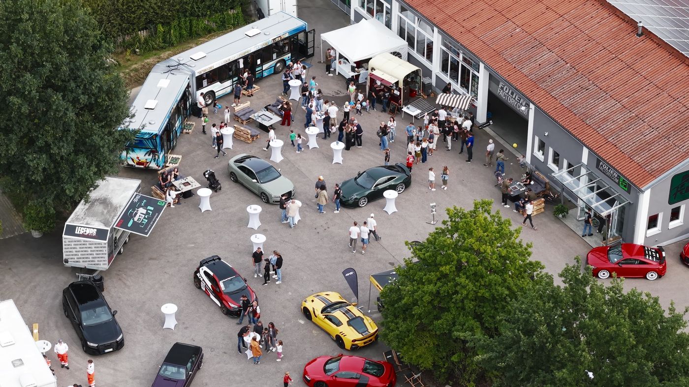 Luftbild vom vollen Hof bei der Neueröffnung