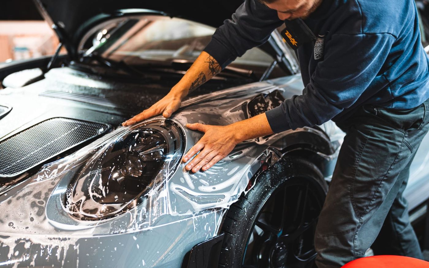 XPEL Paint Protection Film Installation auf einem Porsche