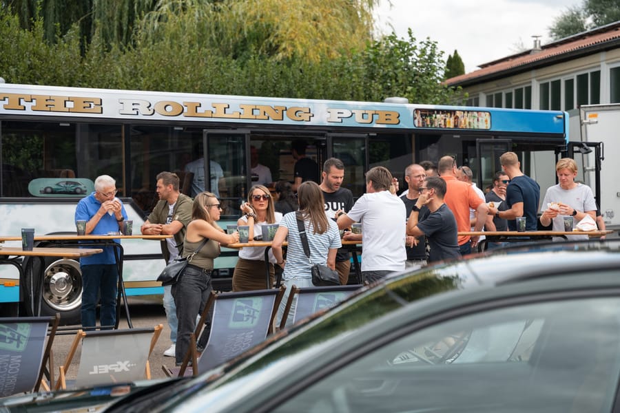 Gäste am Rolling Pub auf dem Hof